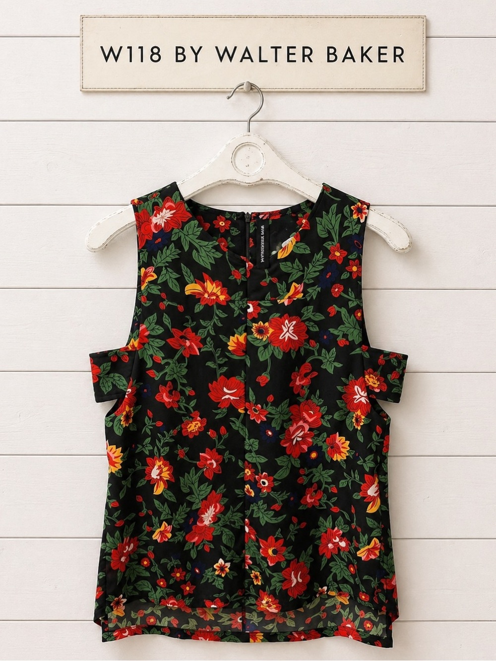 W118 by Walter Baker – Sleeveless Floral Blouse (M)🌸